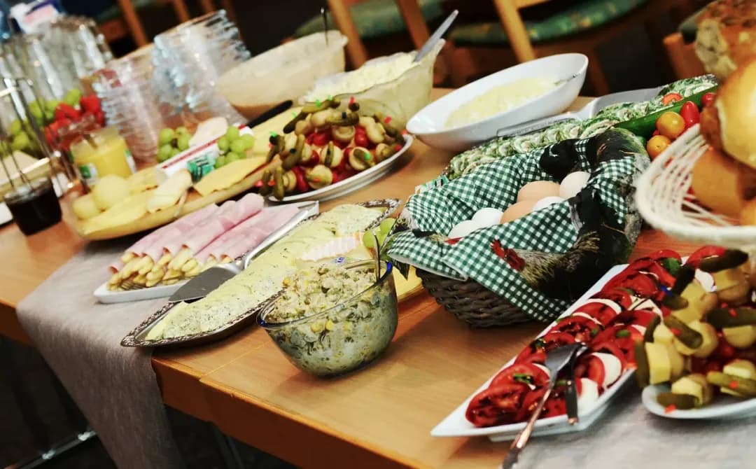 Buffet de petit-déjeuner avec fruits, pain et boissons