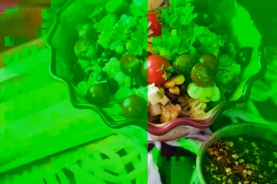 Bunte Schüssel mit Salat aus Mais, Tomaten und Bohnen