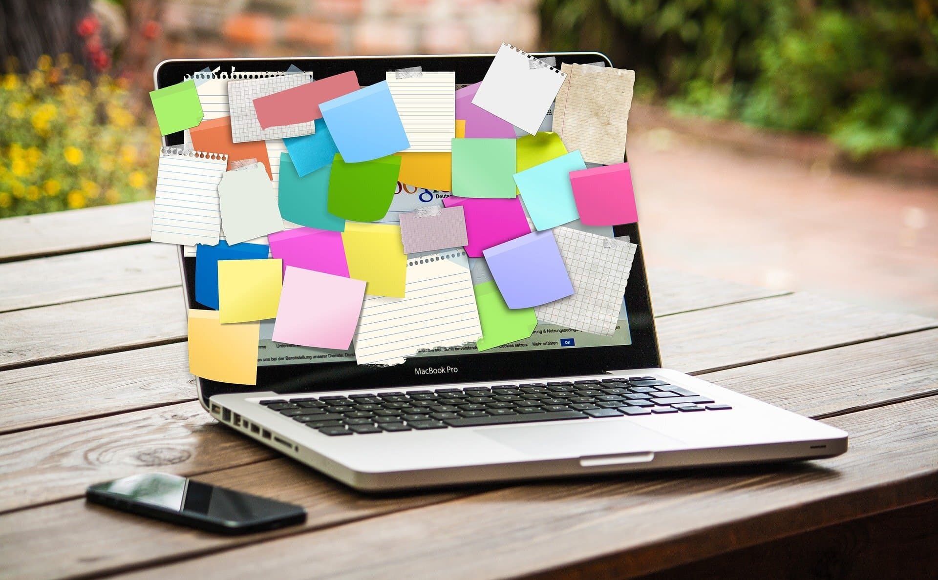 Pinnwand mit vielen Notizzetteln und Ideen