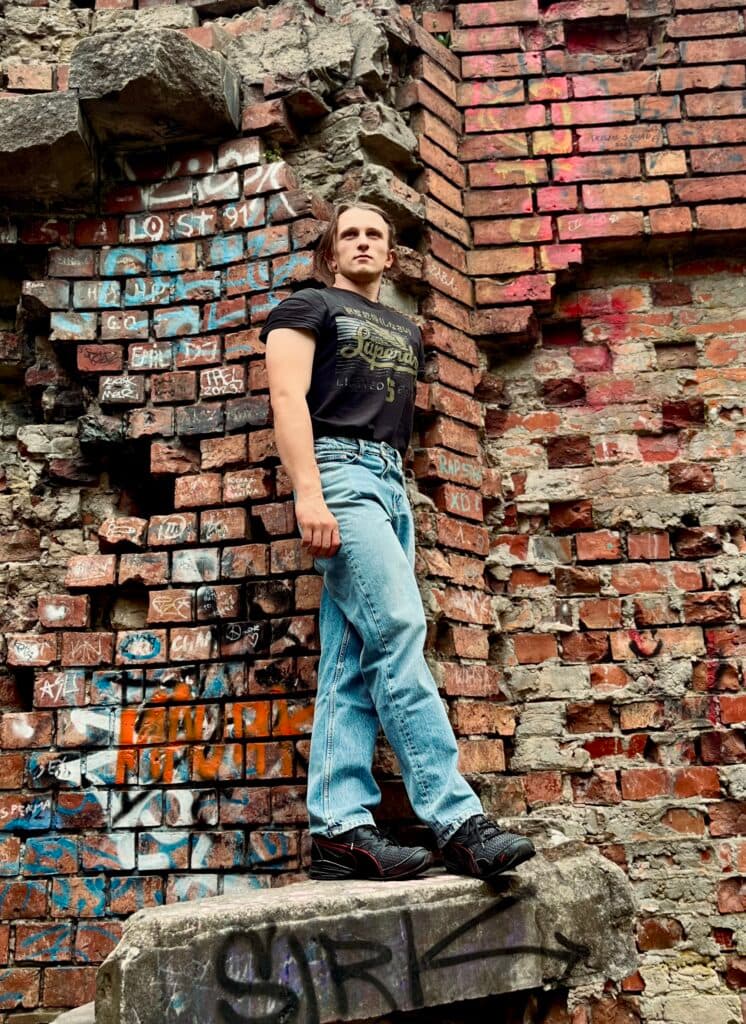Jeroen in front of a colorful brick wall