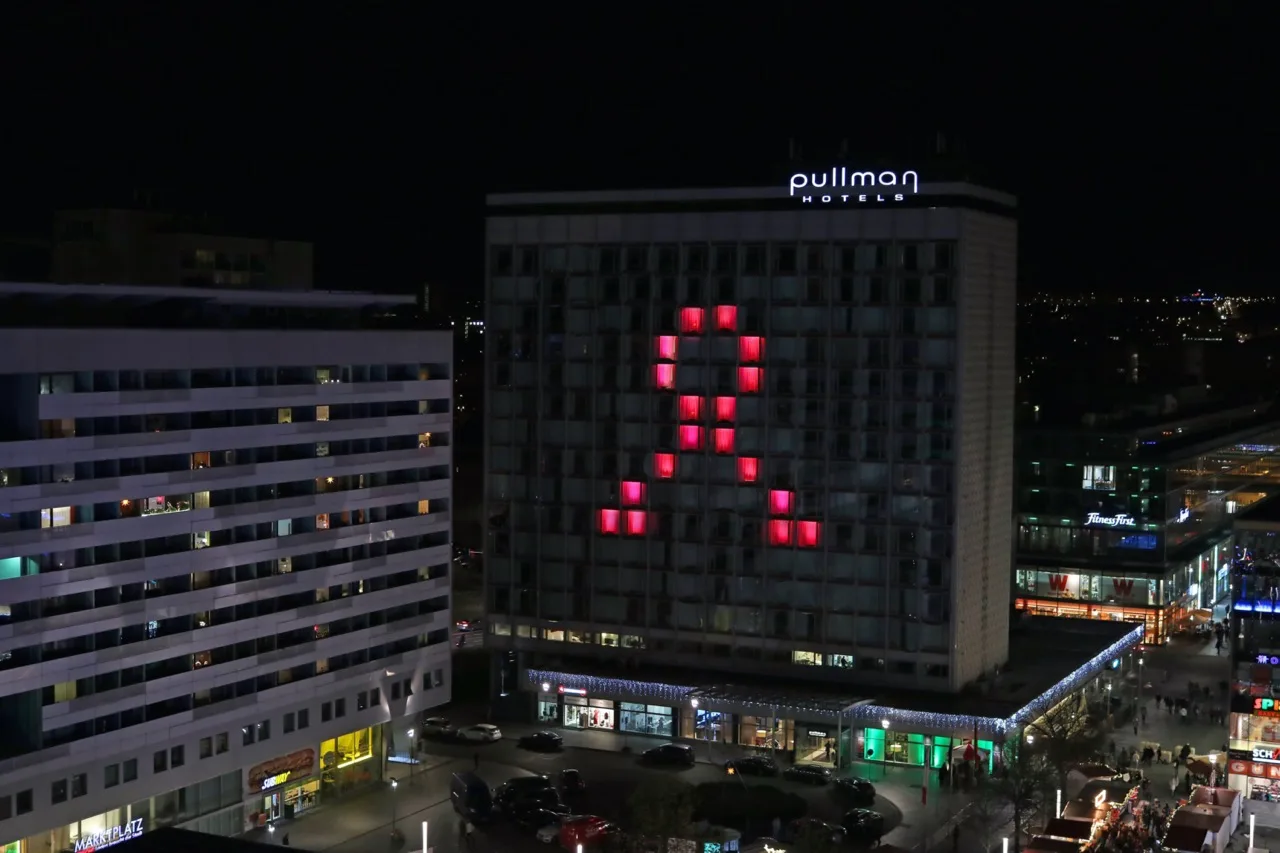 AIDS ribbon ullman Dresden fassade Large